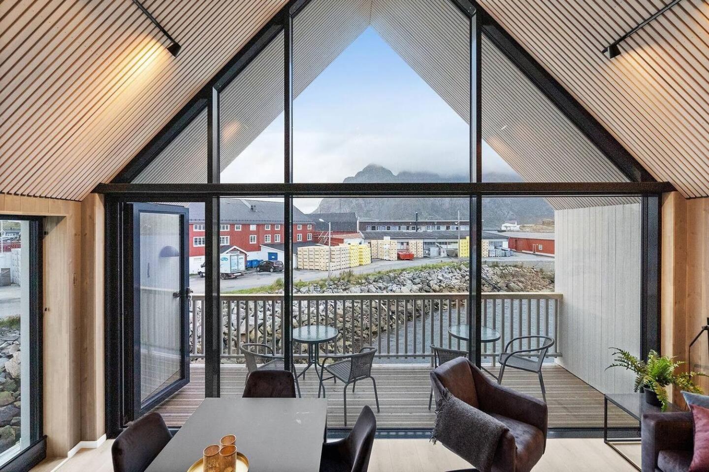 Attraktiv Leilighet Pa Kaikanten I Henningsvaer Exteriér fotografie